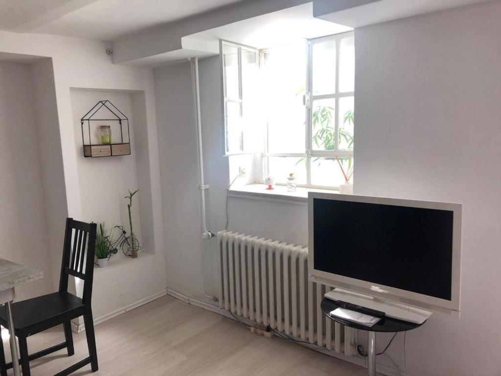 Apartment Bescheidene Untergeschoss In Guter Lage.